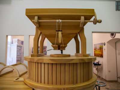 ...: un attrezzo in legno...